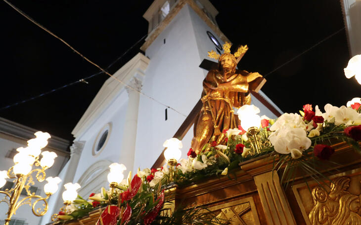 Nuestro Padre Jesús Nazareno recorre el centro de Benidorm cumpliendo con la tradición del Miércoles Santo